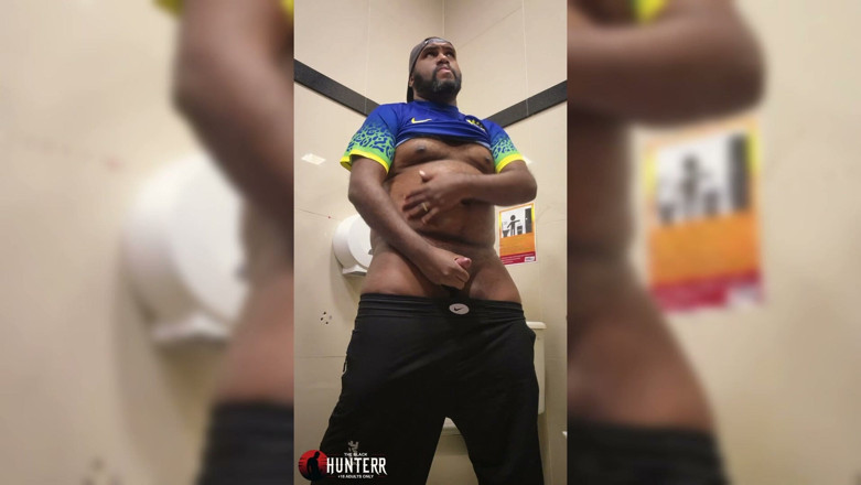TheBlacKHunterr: Nao Aguentei E Gozei Muito No Banheiro