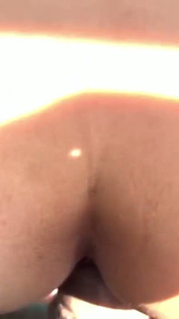 남편에게 잡힌 날씬한 유부녀. 주차장에서 벌어지는 Ntr 질싸 만남