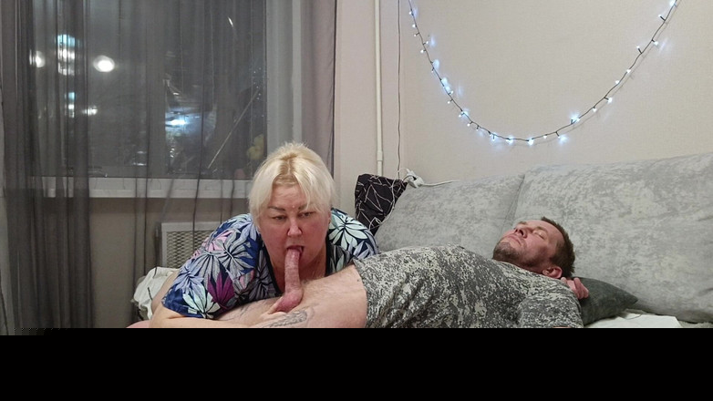 Zona901: 継母が深いフェラチオの後に精液を飲み込む