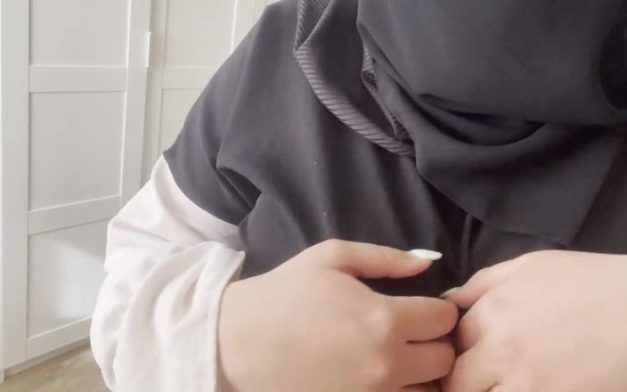 Lux Eva: La femme arabe d’un ami montre ses seins