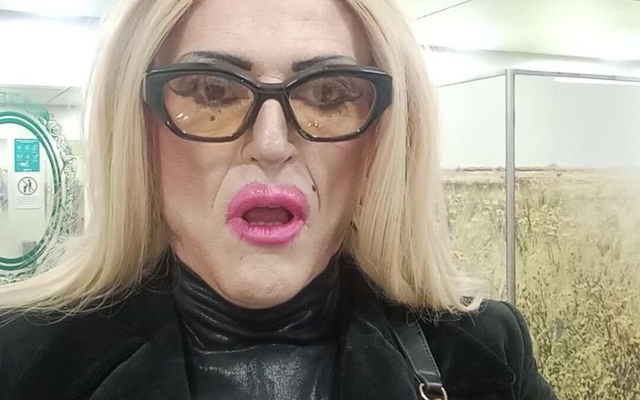 Tatiana Zorrita: Blonde in Gallerie