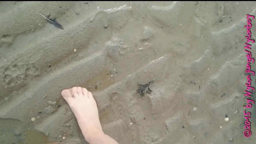 Walk in Nylon on the Beach (Carmen_Nylonjunge)