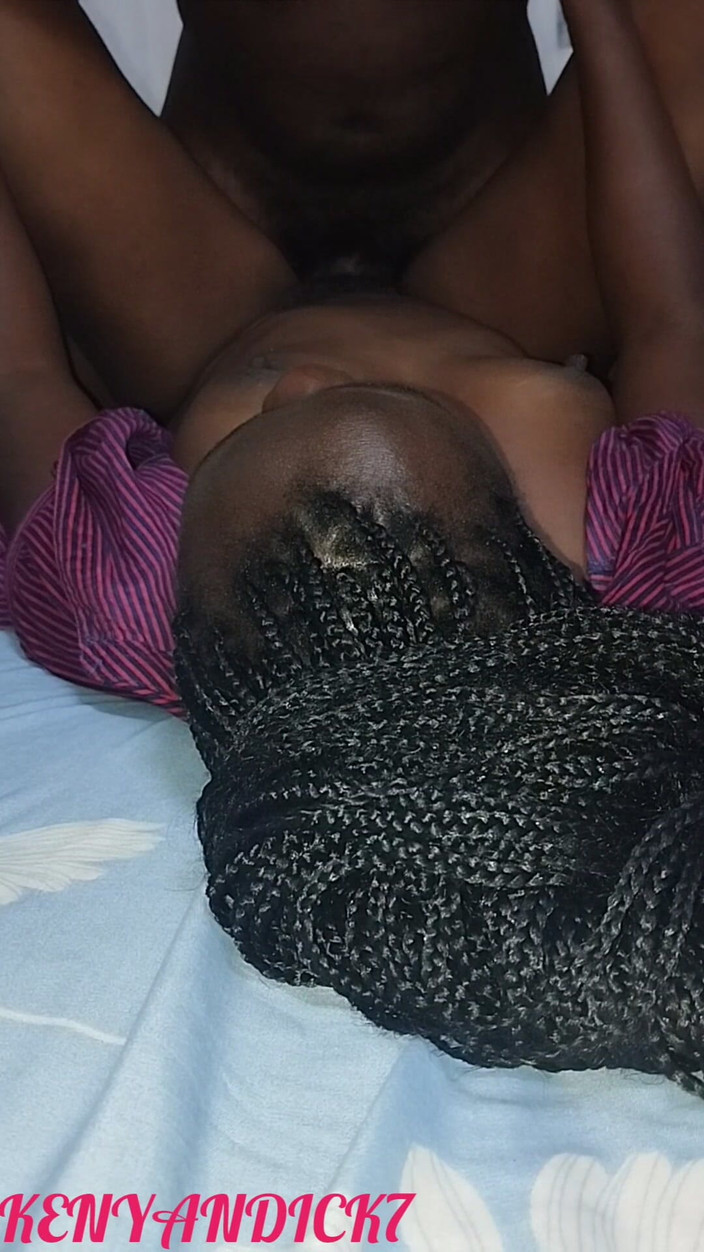 Kenyan Dick7: Une étudiante se fait baiser par son prof au dortoir