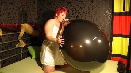 Anna Devot: Annadevot - balon hitam, sepatu hak tinggi emas, kuku merah!