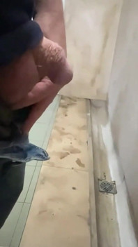 Nakukování, čůrání, obnažování, škádlení na veřejném pisoáru