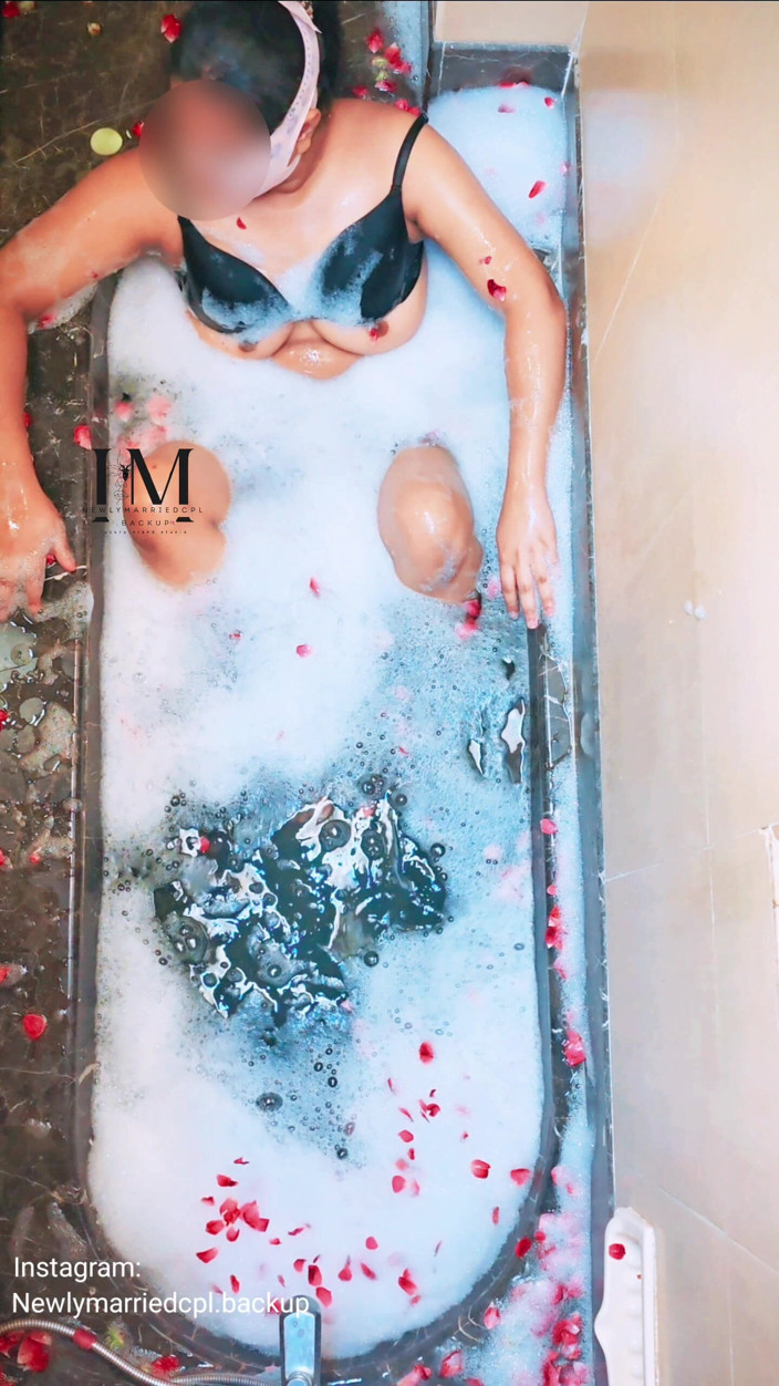 Newlymarriedcouple0: Heiße ehefrau mit fremdem in der badewanne