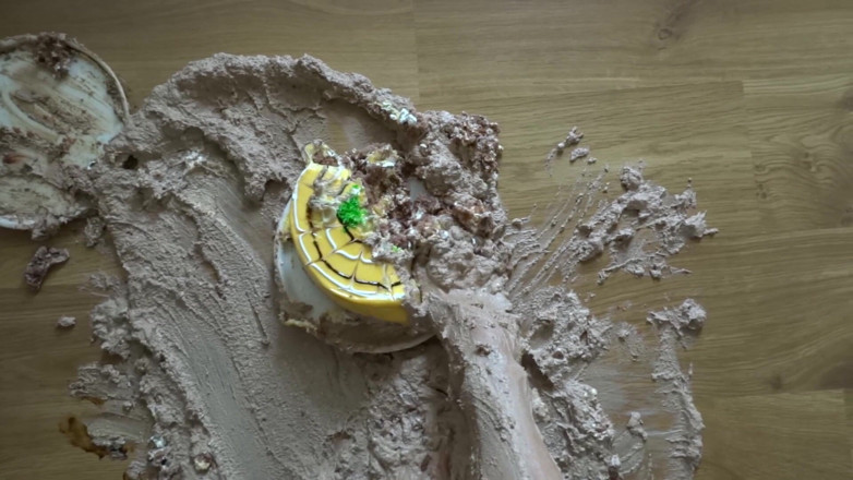 Monica Crush: Menghancurkan kue telanjang