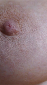 Orgasmo Si Masturba Con Un Estremo Primo Piano Gioca Con La Figa E Geme Sborra Rumorosamente