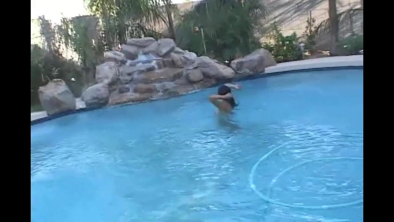 Nasty LADYBOY: Tânăra transsexuală sexy are parte de o înot goală în piscină