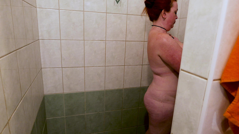 Peaches and Bananas: Telanjang Nicole Bunny Di Kamar Mandi