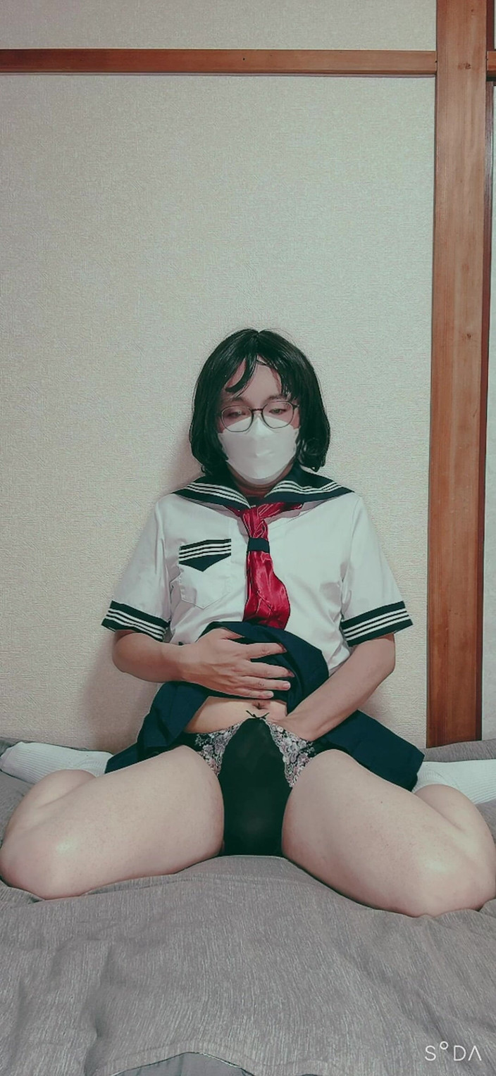 Madoka: Мастурбирует ледибой в матроске