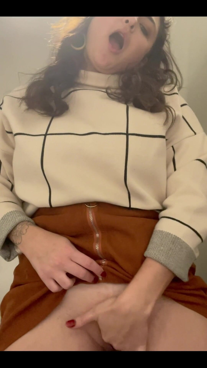 Josie Jaxxon: Masturbuje v kanceláři