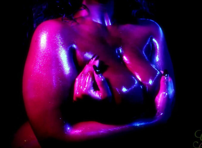 Goddess Marley: Neon Yağlı Memeler