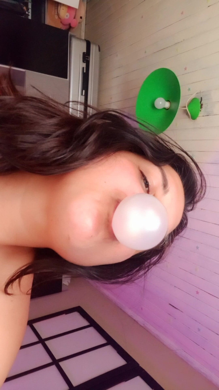 melu_world: Nuda arrapata e ingoia delle grandi bolle per te - Bunny...