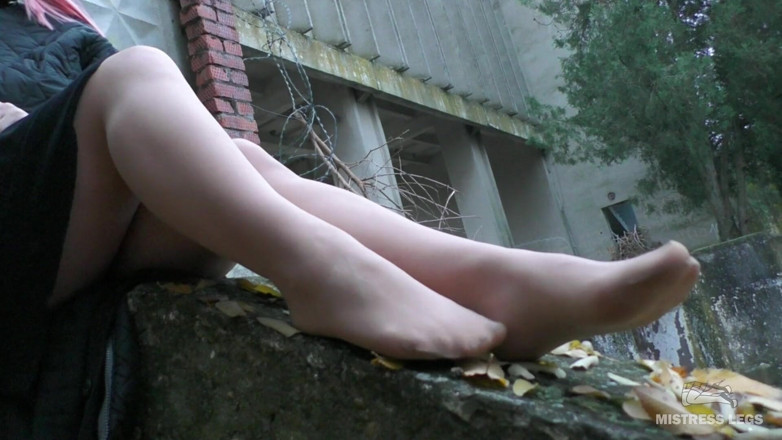 Mistress Legs: Outdoor-nylonbeine mit herbstlauben
