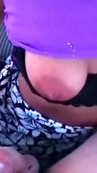 MILF rambut coklat miang menjolok pepek menitis dalam pengembaraan di tempat duduk belakang