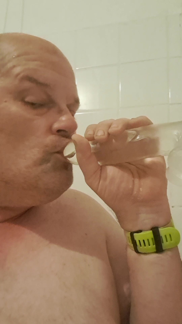 Fickspecht: Slampan Är Uppenbart Beroende Av Att Suga På Dildo
