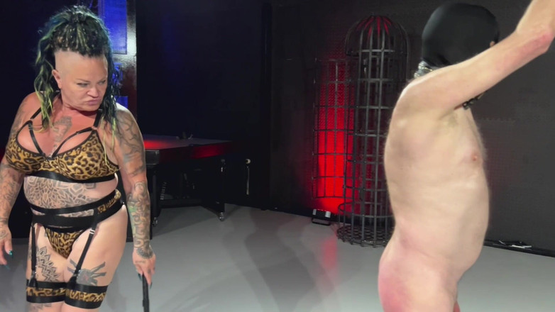 Domina Dark: Pas le gloryhole qu’il pensait