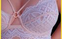 Wifey Does: Evli kadının mükemmel göğüsleri bu beyaz dantelli sutyenle harika görünüyor