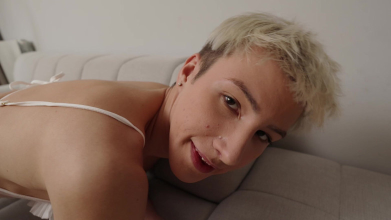 Sandro Jenner: 继父给我穿娘娘腔的衣服，还和我做爱