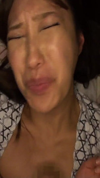 Une bonne femme se fait confronter dans un bar par un client, barman, à la chambre d’hôtel...