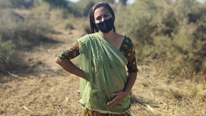 Fuckkkker: Madrasta - Milf Soniya cuidando de seu enteado negligenciado confortavelmente acaricia...