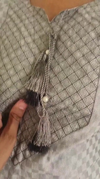 Chồng đụ vợ trong tâm trạng lãng mạn và rất thích âm hộ của cô ấy. Video sex tiếng Hin-di của làng Ấn Độ lan truyền