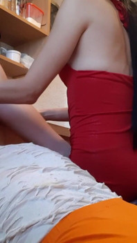 Zatímco moje milf přítelkyně olizuje moji kundičku, Honím si kundičku své nevlastní sestry