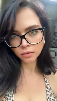 Selfie Video Fumând în ochelari