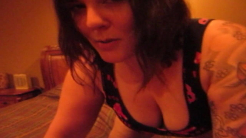 Sexy Amateurz: Tetovaná brunetka představuje svá velká prsa