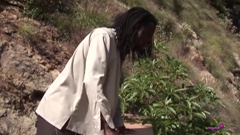 Naughty Black Girls: Si rambut coklat seksi menyentuh pepeknya di tepi kolam dan...