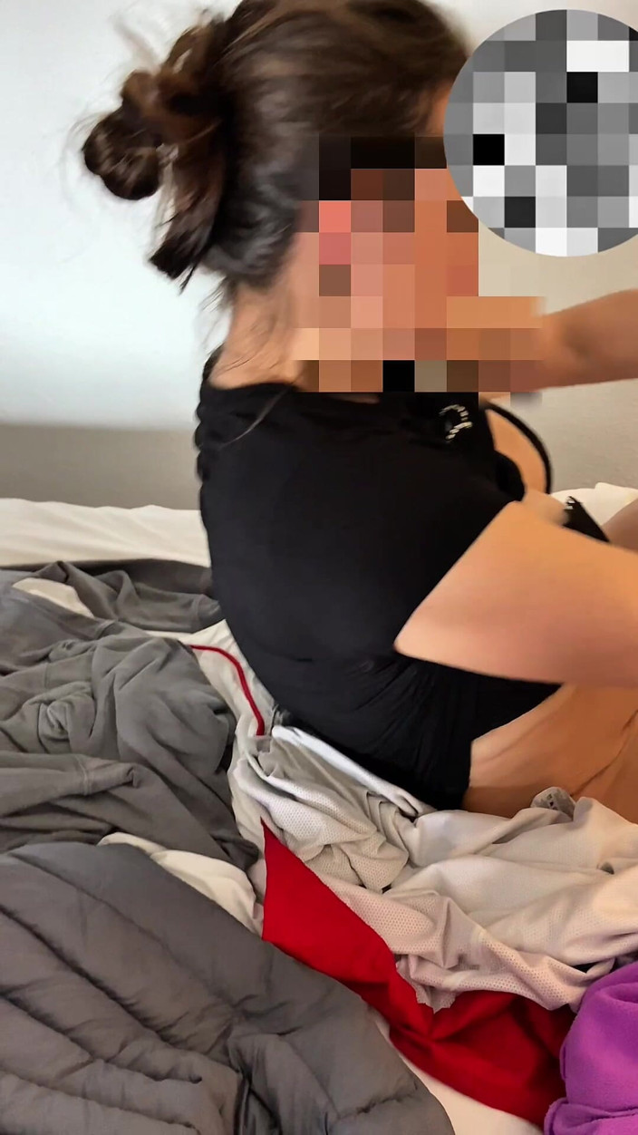 Lisa Couple: Lisa_couple se răsfăță la hotel și se joacă cu big-ul ei