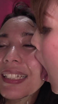 Koharus zunge leckt Chihiro Suzukis Stirn, Lippen, Chin und Spucke