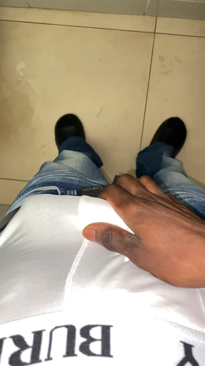 Slimniqqa: Matón golpeando su carne en la oficina
