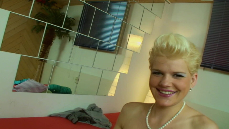 Planete Francaise: このフランスのスラットがペニスに乗ったり吸ったりする技術を見せる