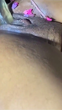 Sinnliche lesbische Ölmassage endet mit intensivem strap-on-dildo-hämmern