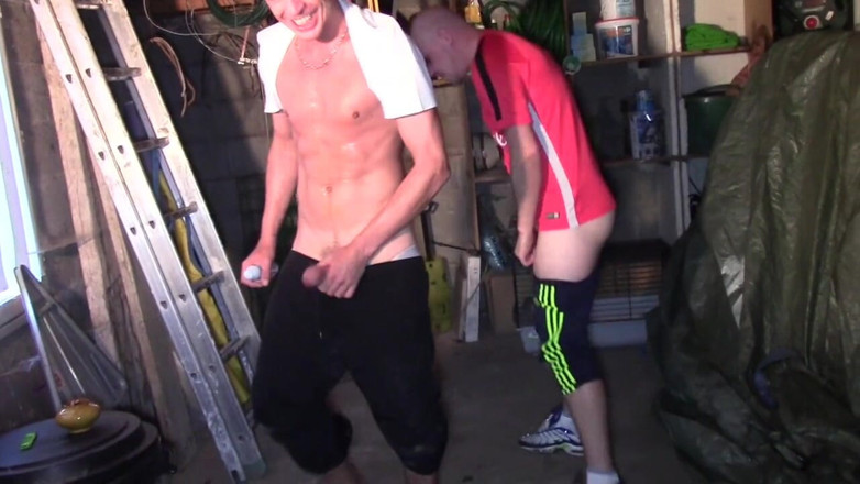 Sex with companion boy: 异性恋坏男孩干一个同性恋，但不是免费