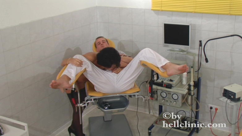 Rubber & Clinic Studio - 1ATOYS: Cur și pizdă deschisă cu speculum