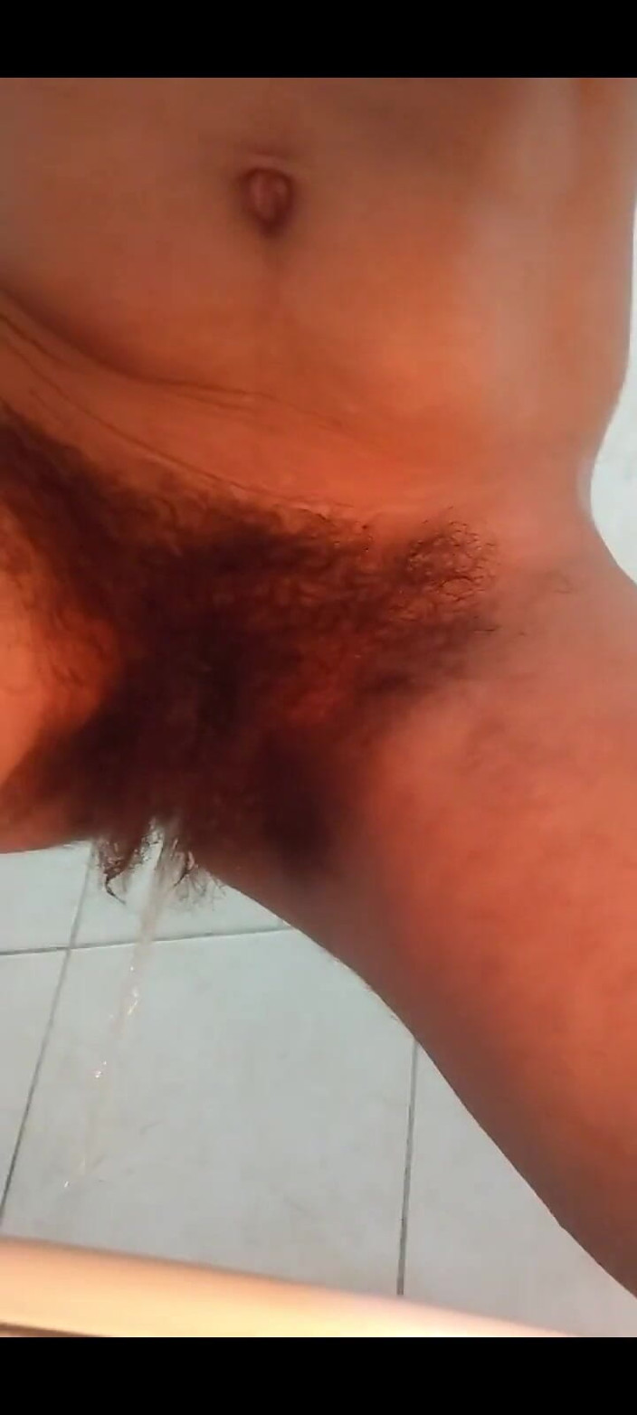 MercyLove: Pisse nue et grande ouverte, touffe dégoulinante
