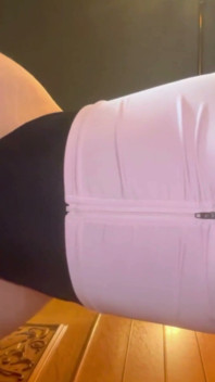 彼女の膣はチンポを求めている。完璧なセックスドールの体を深く割り、激しいオーガズム
