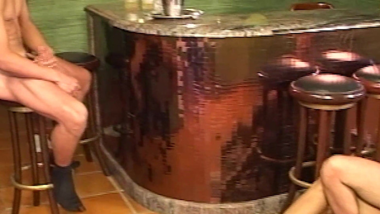 SEXUAL SIN GAY: Hravá latinoamerická scéna - 1_trio svalnatých Latinoameričanů mají sex během práce