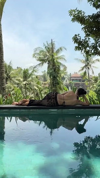 Burlas en vestido transparente al aire libre en la piscina, strip