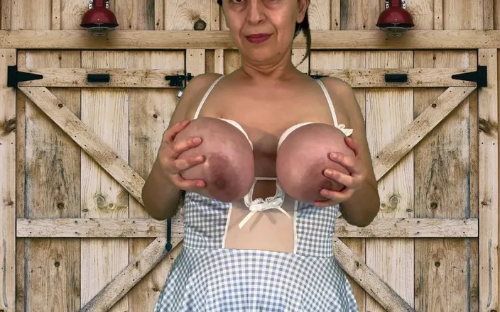 VeeVee Vixen: Tied Tits MILF Selfie Shoot