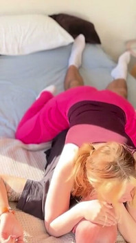 Kuru kambur kız arkadaş: agresif sürtünme ve pantolona boşalma