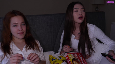 Kwini Kim: Fată asiatică tânără face sex lesbian cu prietena ei roșcată...