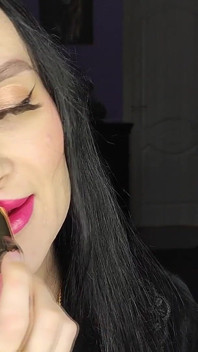 Une rose ultra collante s’embrasse passionnément sur le visage d’un homme