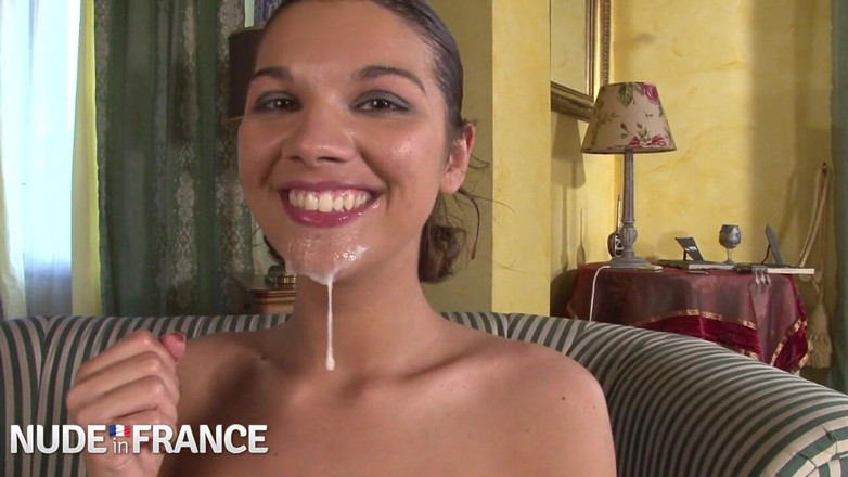 La France a Poil: Si rambut coklat seksi berbogel dan berkongkek dalam penggambaran