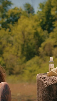 Une MILF sexy se fait baiser par un inconnu dans la nature
