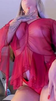Wanita Latina lazat dalam lingerie merah menunjukkan payudaranya