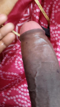 Tia está limpando o chão quando um jovem garoto faz sexo com ela
